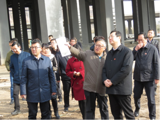 省委常委、西寧市委書記王曉在青海省物產(chǎn)集團總公司黨委書記、總經(jīng)理王玉輝陪同下，深入青海物產(chǎn)朝陽物流園區(qū)。