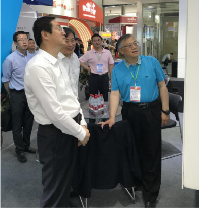 省委常委、西寧市委書記王曉蒞臨第十九屆青洽會青海物產(chǎn)展位參觀